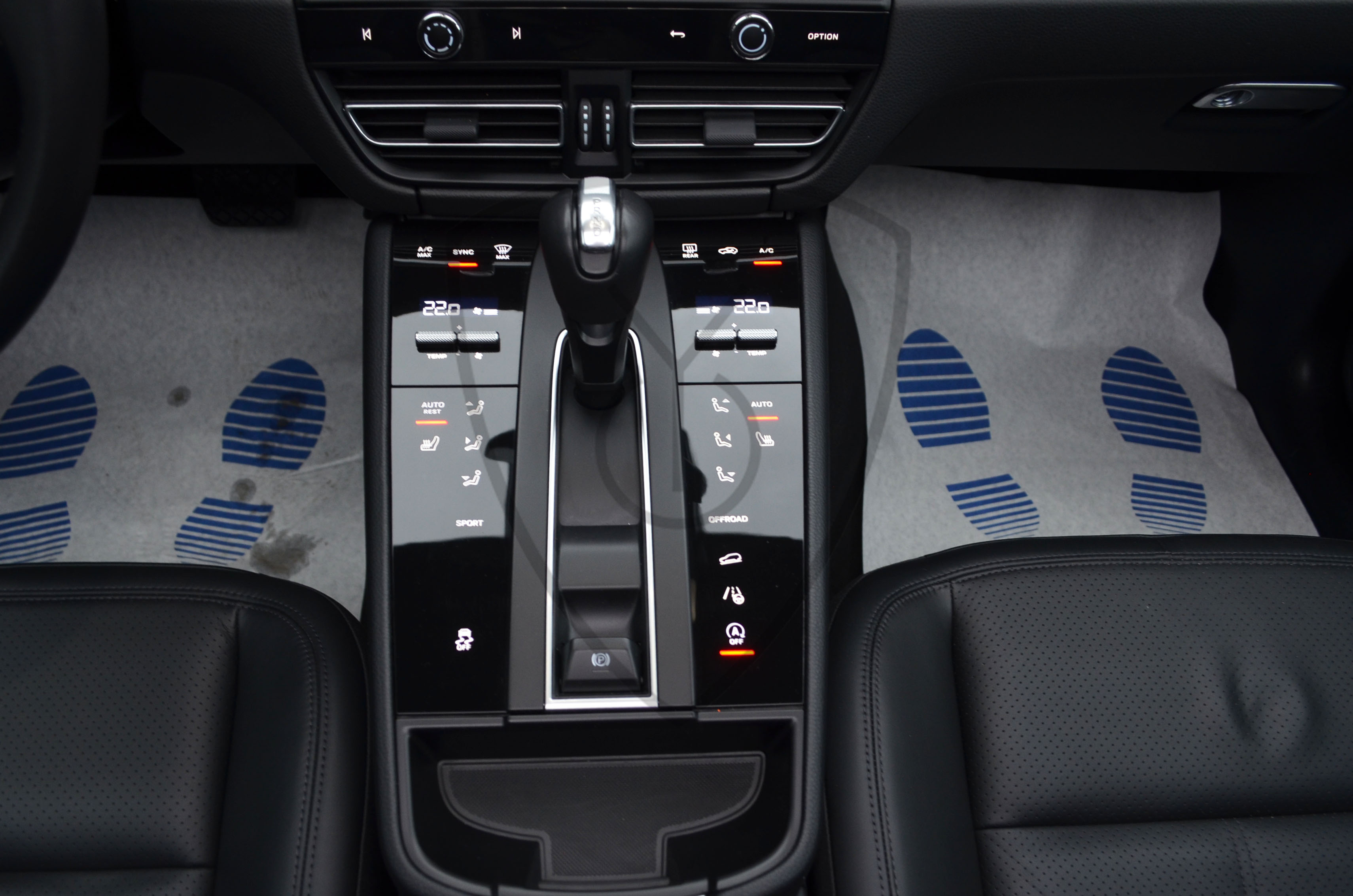 PORSCHE MACAN — image 1